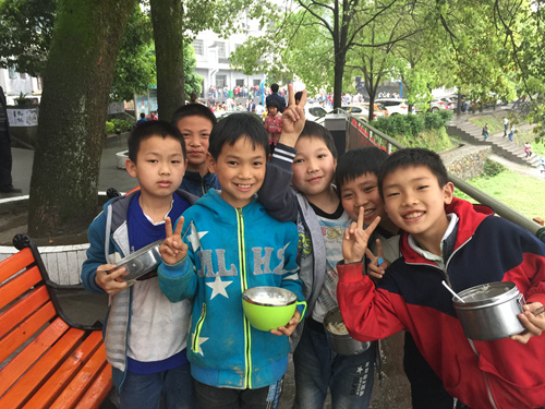 图为湖南省怀化市溆浦县油洋乡中心小学学生准备去食堂就餐 徐鹏/摄